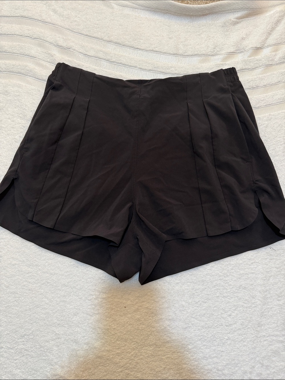 Lululemon Black Women Pleat Front Shorts Size 4.